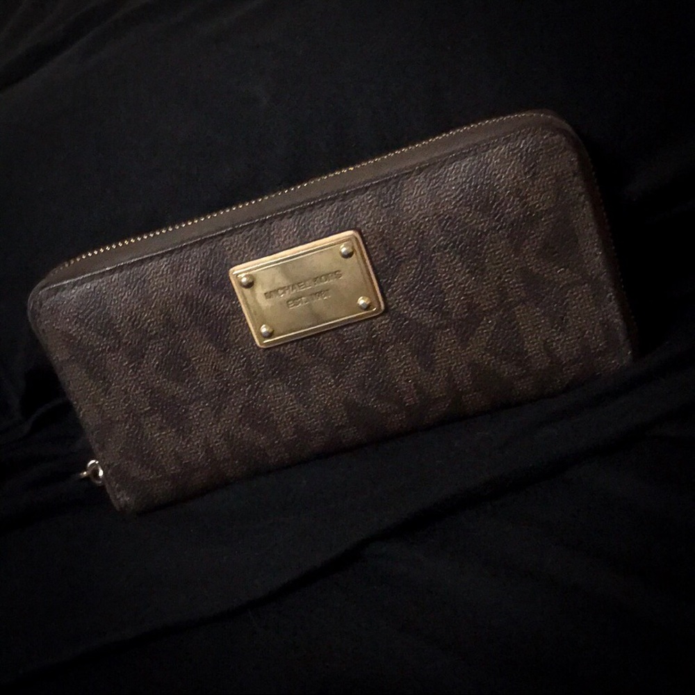 Michael Kors Zipper Wallet
